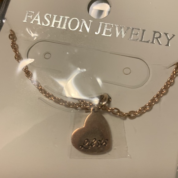 Lil Sis gold heart necklace - Picture 2 of 7